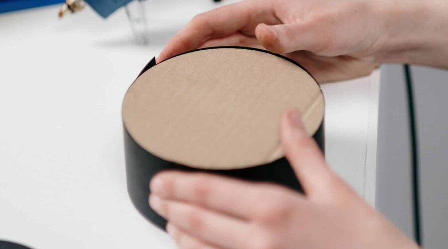 DIY – Fabriquez vos meubles et objets de décoration éco-responsables en carton réutilisé !